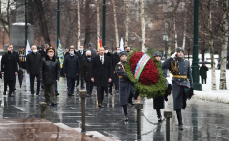   الرئيس إلهام علييف يزور نصب "الجندي المجهول" في موسكو  