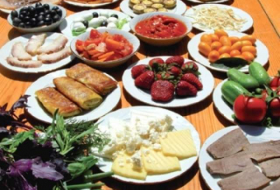 المائدة الأذربيجانية تتنوع بين أطباق رئيسية تقوم على لحم الضأن وثانوية أساسها الخضار