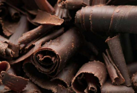 تحتوي الشوكولاته السوداء على مركبات مفيدة للصحة، ويمكن الاستمتاع بنكهتها اللذيذة بدون الشعور بالذنب، حتى وإن كانت جزءا من الحمية اليومية.