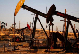 النفط يتخطى 52 دولارا بعد هبوط المخزونات الأمريكية