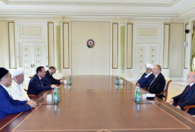 الرئيس يستقبل الوفد الأوزبكي - صور
