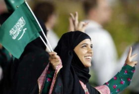 السعودية تسمح للنساء بدخول الملاعب لأول مرة - صور

