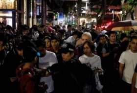 المئات يصطفون أمام متجر أبل في سيدني مع طرح آي فون 10