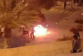 بالفيديو.. مواطن ليبي يحرق نفسه والسبب.. الفقر