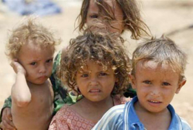 مئات آلاف الأطفال على شفى الموت جوعا في اليمن