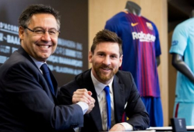 ميسي يوقع عقدا جديدا مع برشلونة حتى 2021